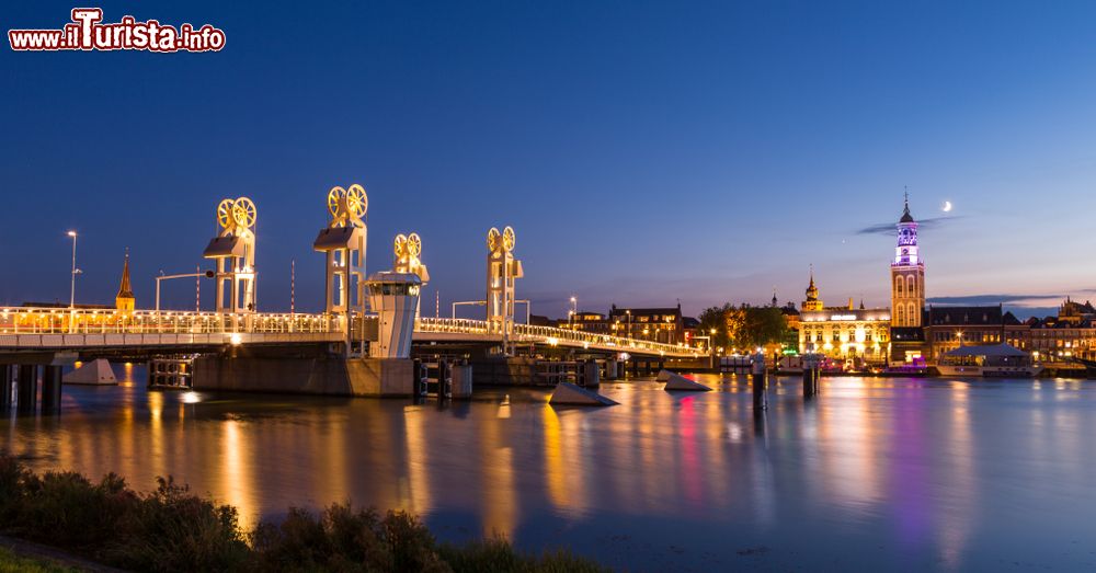 Immagine Veduta by night di un moderno ponte sul fiume Ijssel nella storica città di Kampen, Overijssel, Olanda.