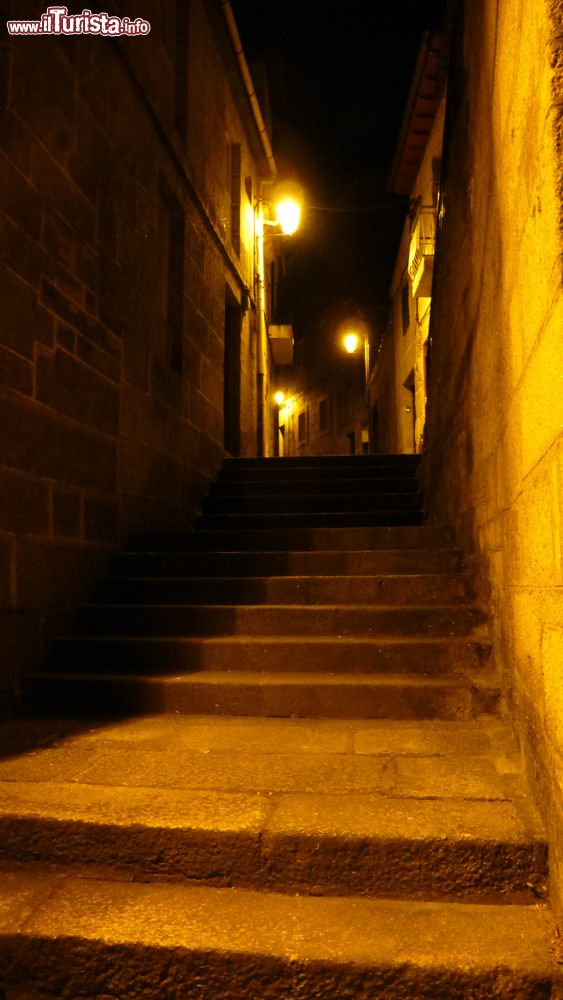 Immagine Veduta by night di una scalinata nel centro di Ribadavia, Ourense, Spagna.