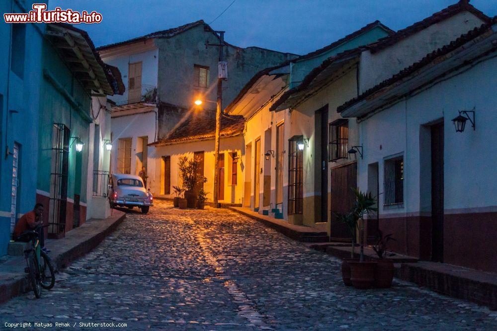 Immagine Veduta by night di una stradina acciottolata nel centro di Sancti Spiritus, Cuba - © Matyas Rehak / Shutterstock.com