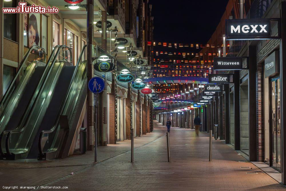 Immagine Veduta by night di una via dedicata allo shopping nel centro di Nijmegen, Olanda - © akarapong / Shutterstock.com