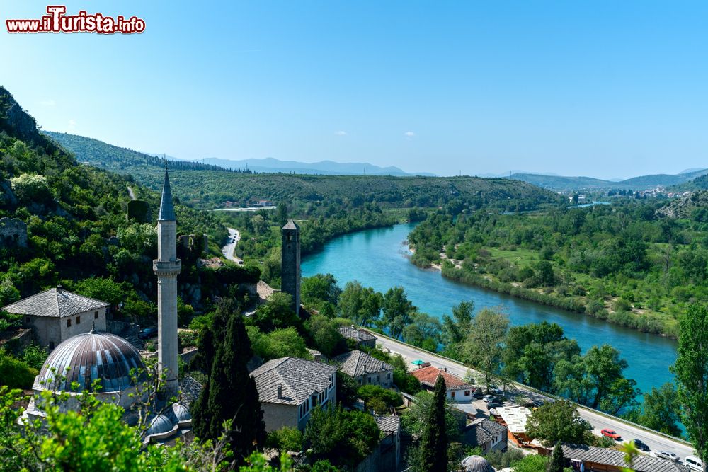 Immagine Veduta della città di Travnik incastonata nella stretta valle del fiume Lasva, Bosnia e Erzegovina.