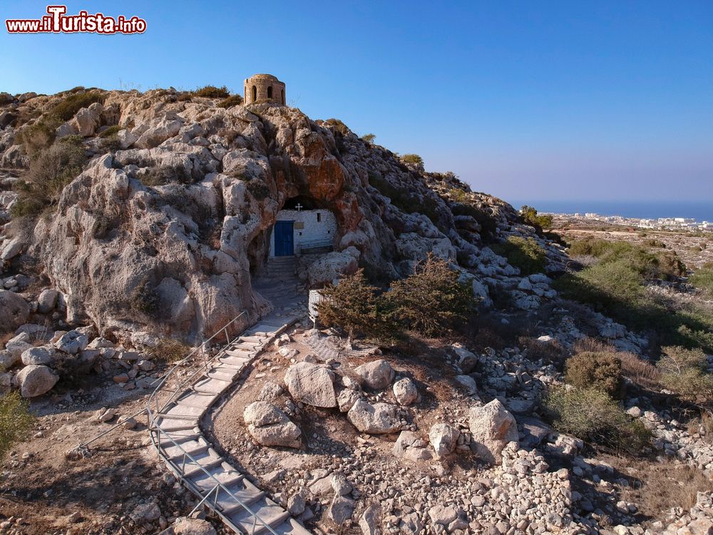 Immagine Veduta con il drone di una chiesa scavata nella roccia a Protaras, isola di Cipro.