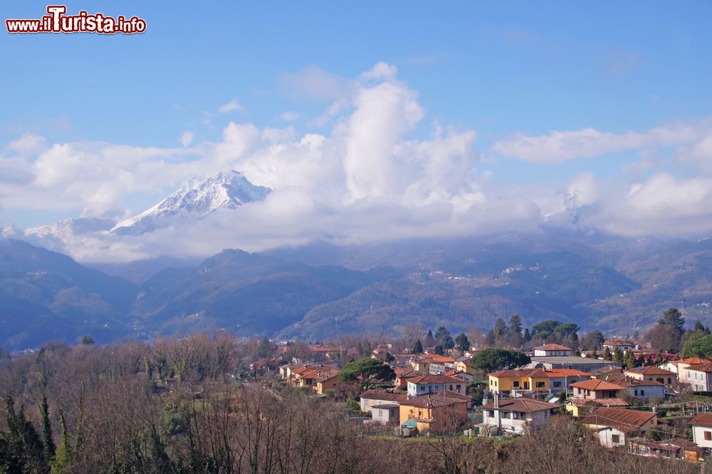 Immagine Veduta da Barga delle colline toscane: sullo sfondo, in alto, una vetta innevata.