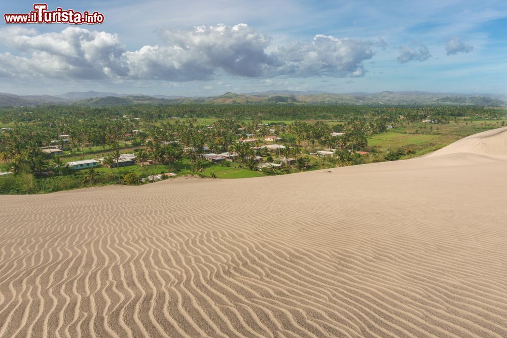 Immagine Veduta da un sentiero escursionistico sulle dune del Parco Nazionale Sigatoka, Viti Levu, Figi. Siamo alle bocche del fiume Sigatoka.