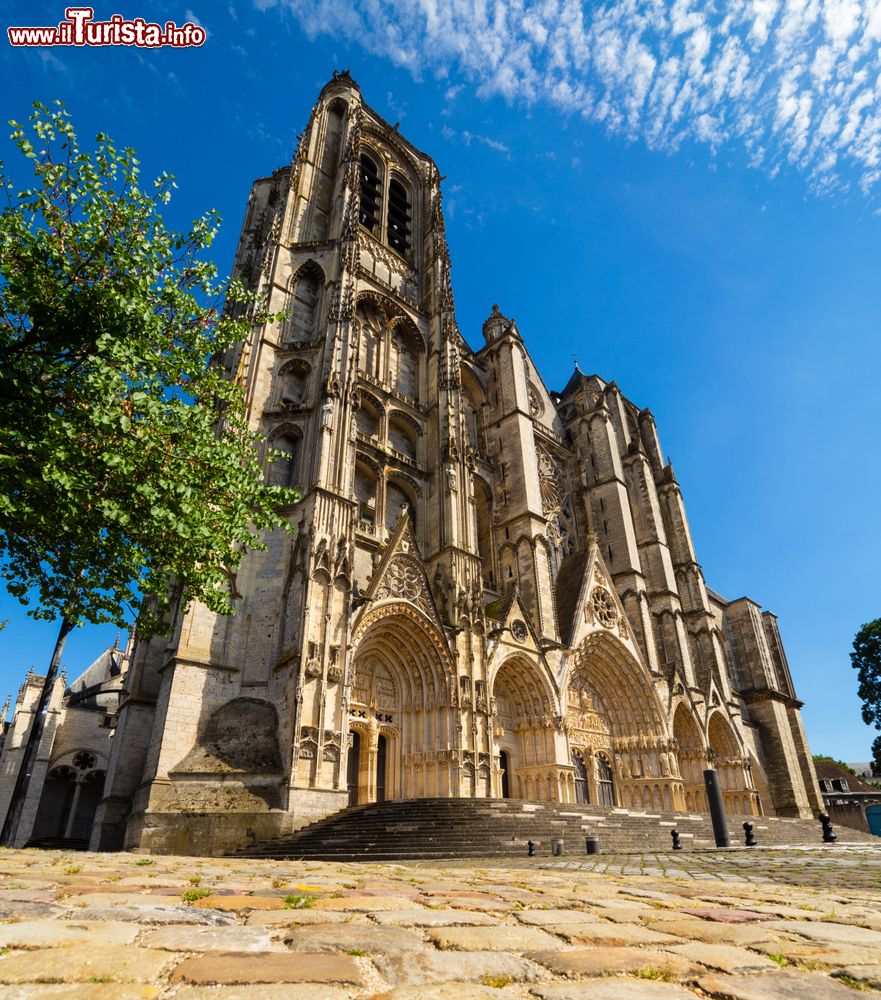 Immagine Veduta dal basso all'alto della cattedrale di Bourges, Francia, in una giornata di sole. 