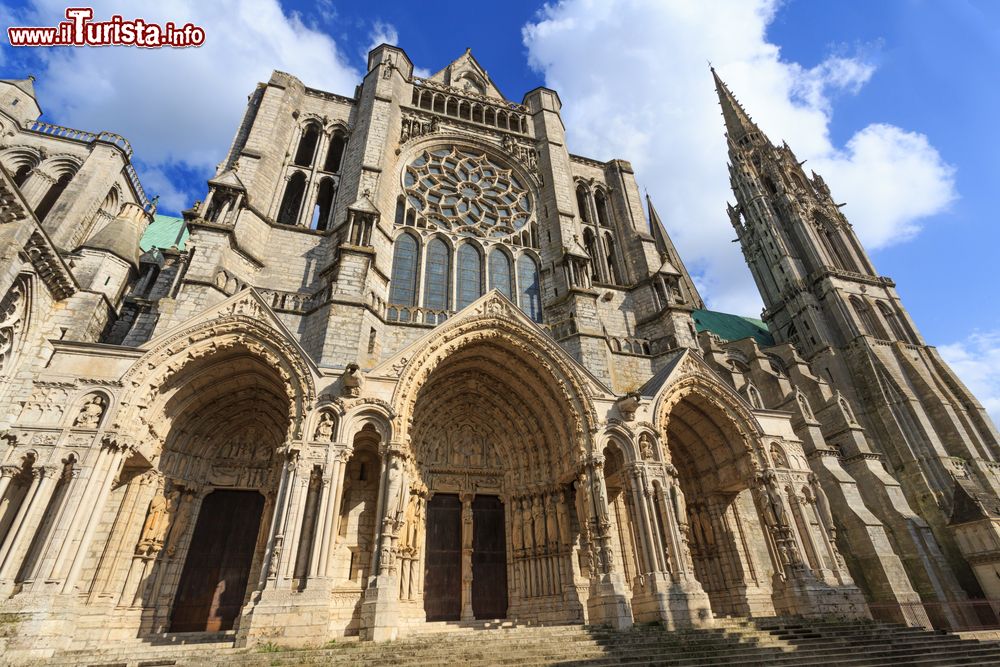 Immagine Veduta dal basso all'alto della cattedrale di Nostra Signora a Chartres, Francia.