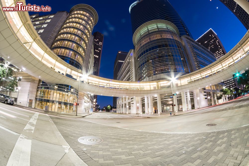 Immagine Veduta dal basso dei moderni grattacieli di Huston fotografati di sera, Texas (USA).