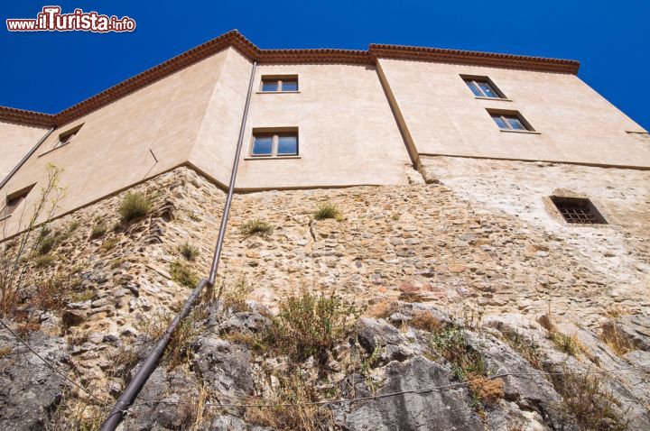 Immagine Veduta dal basso della Rocca del Duca di Poggiardo a Satriano di Lucania, Basilicata. E' una delle più interessanti dimore signorili di tutta la regione - © Mi.Ti. / Shutterstock.com