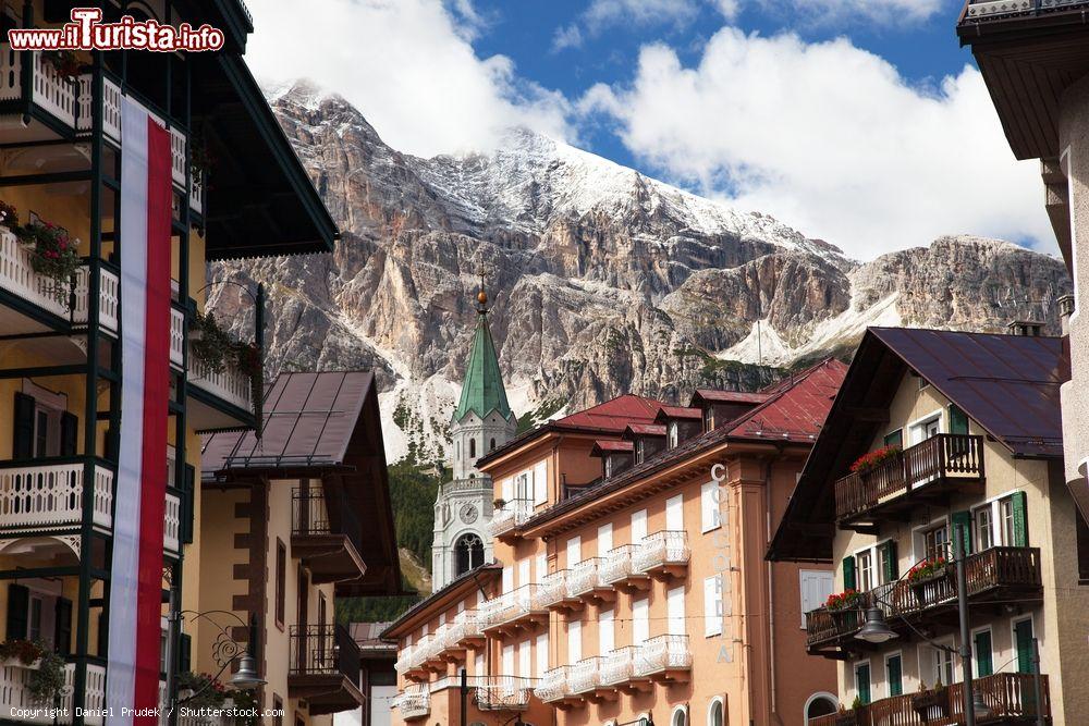 Immagine Veduta dal centro di Cortina d'Ampezzo, Veneto, del gruppo delle Tofane sulle Dolomiti - © Daniel Prudek / Shutterstock.com