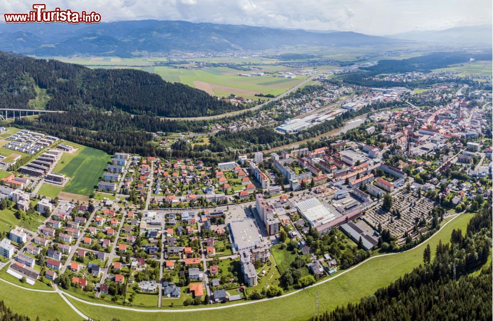 Immagine Veduta dal drone della città di Judenburg, Austria. Fondata nel 1074, questa località è stata un importante nodo commerciale fra Vienna e la Serenissima.