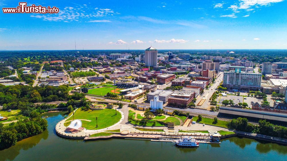 Immagine Veduta dal drone della città di Montgomery, capitale dell'Alabama (USA). Situata nella parte centro-meridionale dello stato, questa città sorge sul fiume Alabama.