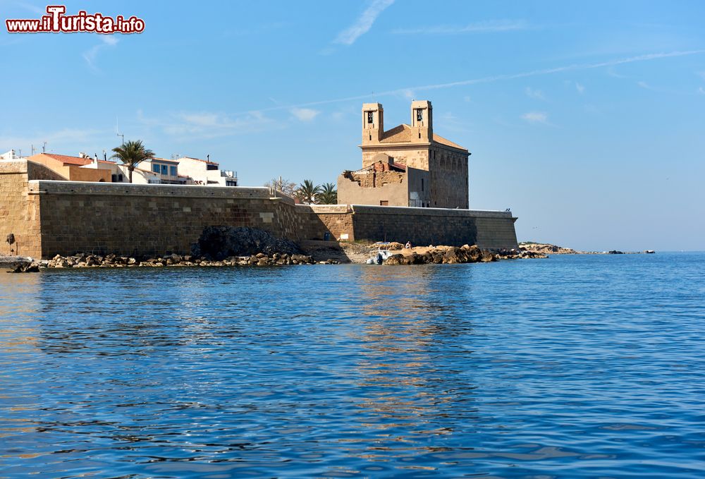 Immagine Veduta dal mare della chiesa di St. Peter e St. Paul sull'isola di Tabarca, Spagna. L'edificio religioso in stile barocco si trova sull'isola del Mediterraneo situata a circa 20 km dalla città di Alicante.