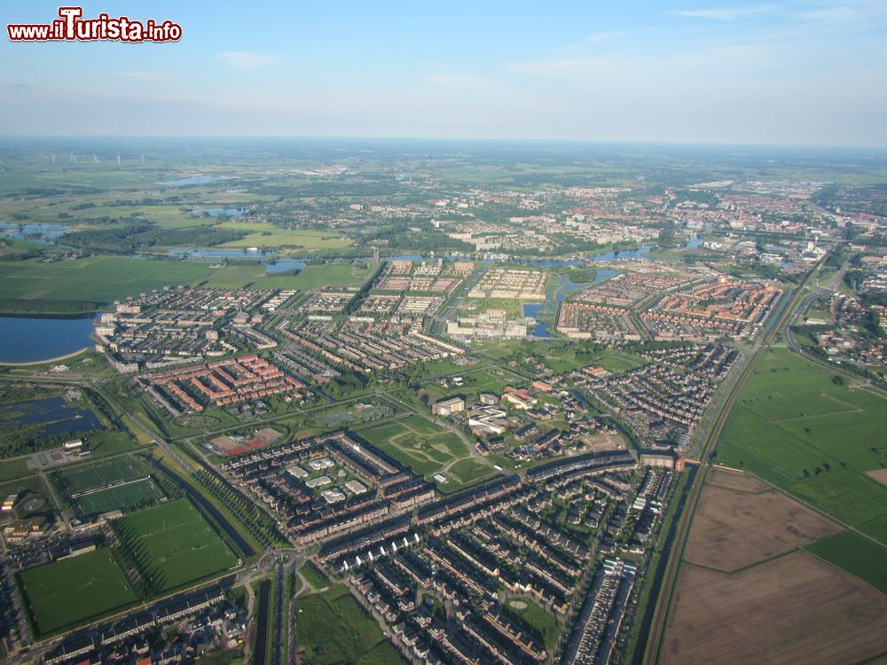 Immagine Veduta dal parapendio del canale di Zwolle e della regione di Overijssel (Olanda) con campi verdi in una giornata dal cielo azzurro.