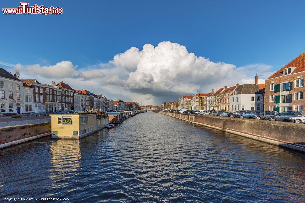 Immagine Veduta dal Ponte dei Re sulla marina di Middelburg a Houtkaai, Olanda - © Manninx / Shutterstock.com