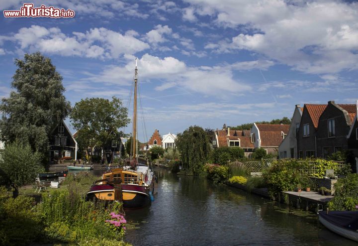 Immagine veduta dal ponte del canale e l'Hotel de Fortuna di Edam sullo sfondo - © Michela Garosi / TheTraveLover.com