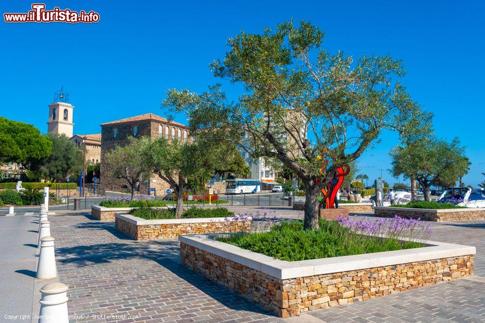 Immagine Veduta dal Quai Léon Condroyer verso la Tour Carrée e la chiesa cattolica di Sainte-Maxime, Francia - © Juergen Wackenhut / Shutterstock.com