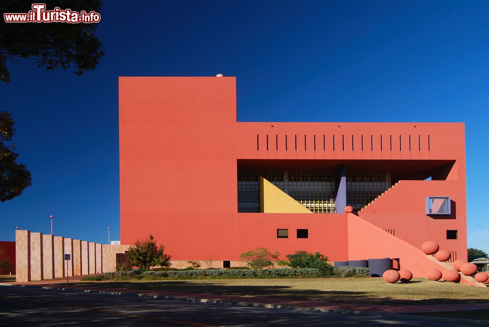 Immagine Veduta dalla strada di una biblioteca della città di San Antonio in Texas, USA.