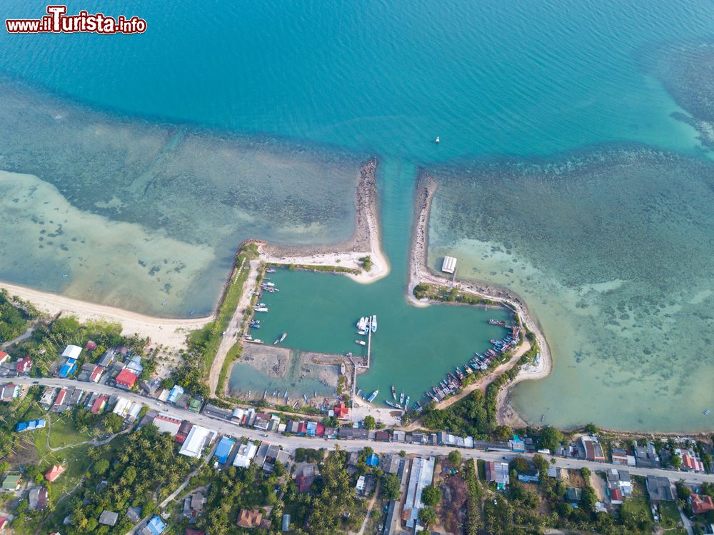 Immagine Veduta dall'alto con un drone sul molo di Baan Kai a Koh Pha Ngan, Thailandia.