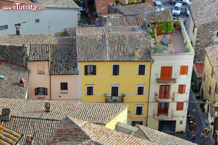 Immagine Veduta dall'alto del borgo di Bolsena, Italia. Una suggestiva terrazza fra i tetti delle abitazioni abbellisce questo angolo della città   - © trotalo / Shutterstock.com