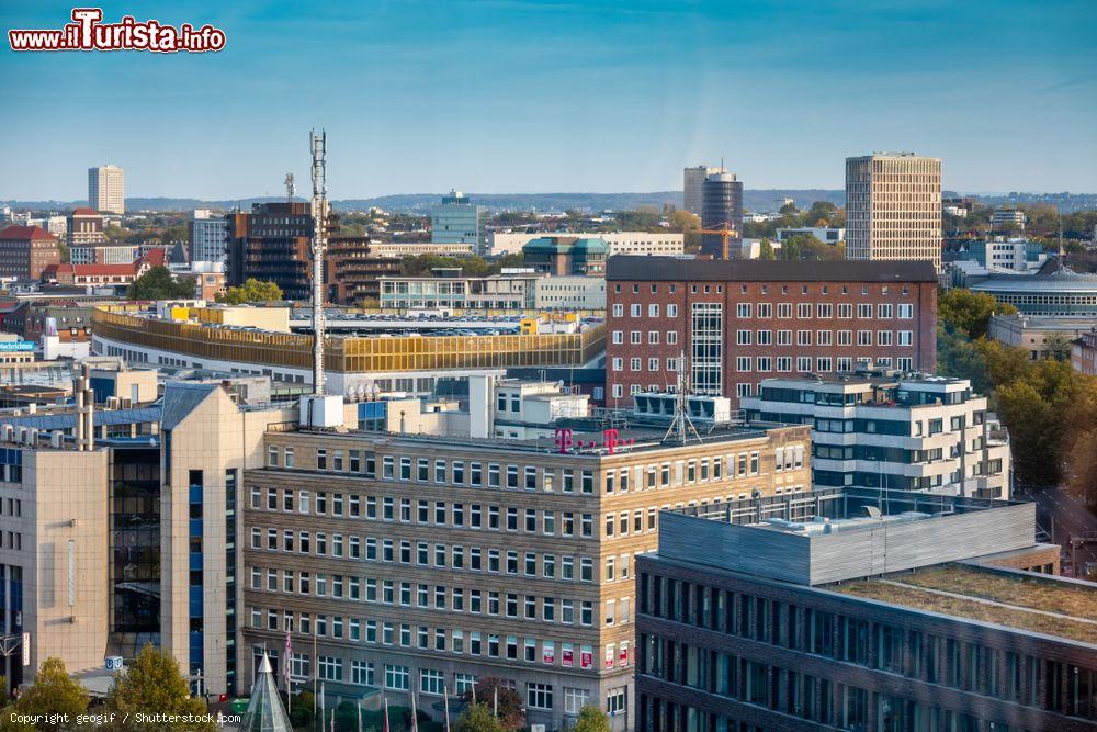 Immagine Veduta dall'alto del centro cittadino di Dortmund con il grattacielo della Telekom (Germania) - © geogif / Shutterstock.com