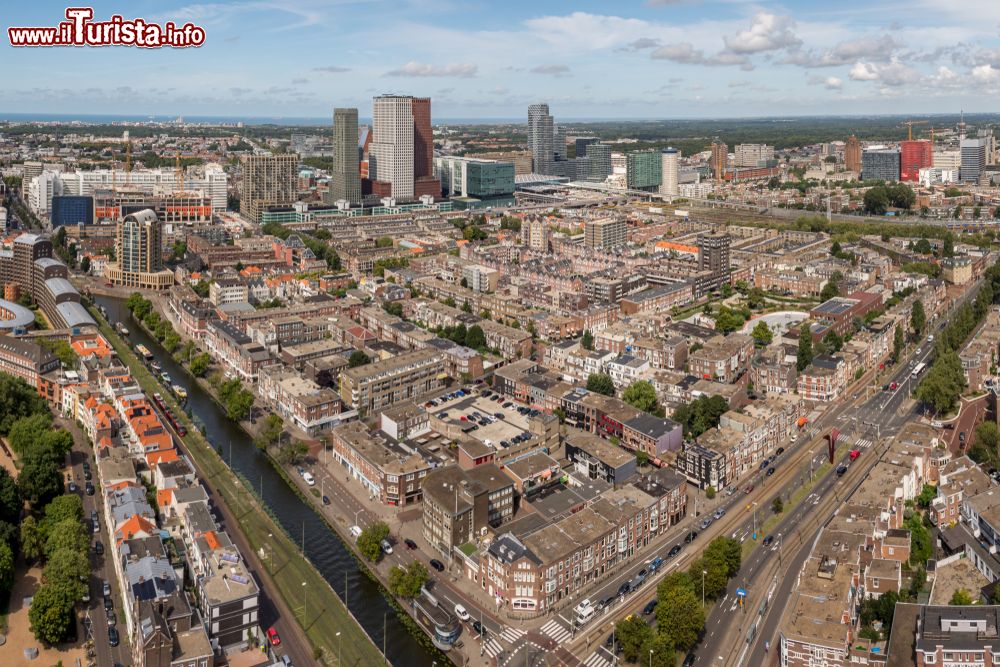 Immagine Veduta dall'alto del centro storico di Den Haag (Olanda) con i suoi grattacieli sullo sfondo. Questa suggestiva immagine è stata scattata dallo Strijkijzer che s'innalza sino a 132 metri.