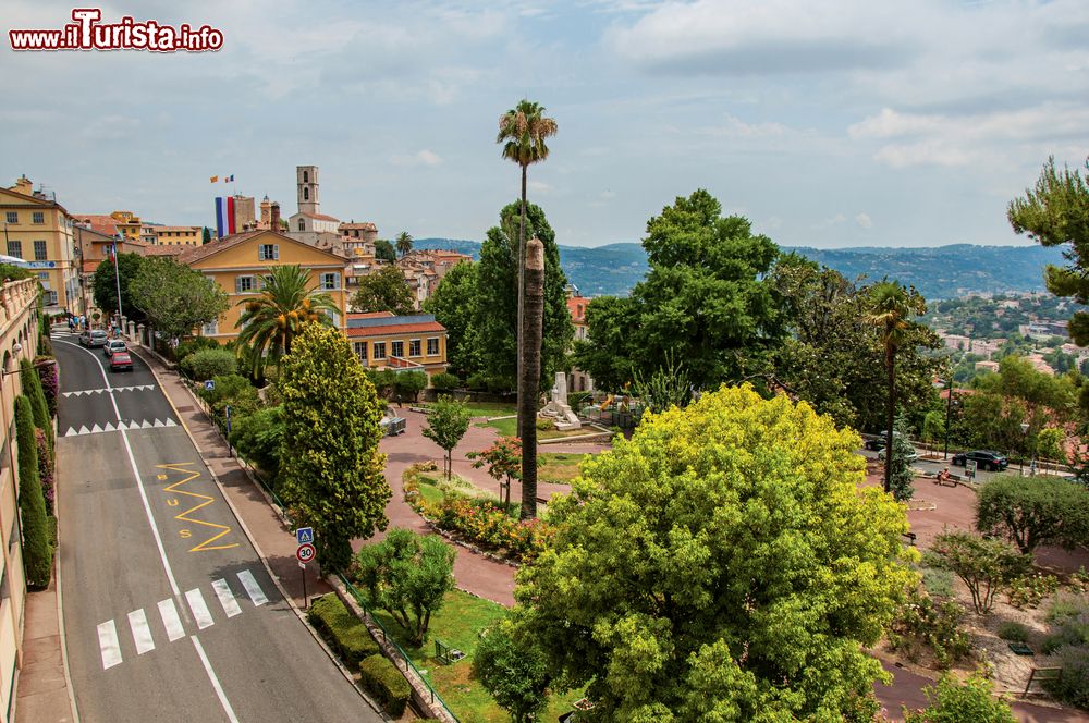 Immagine Veduta dall'alto del centro storico di Grasse con i suoi edifici e le sue strade, Francia.