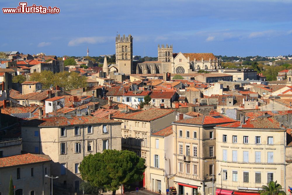 Immagine Veduta dall'alto del centro storico di Montpellier con la cattedrale di San Pietro, Francia.