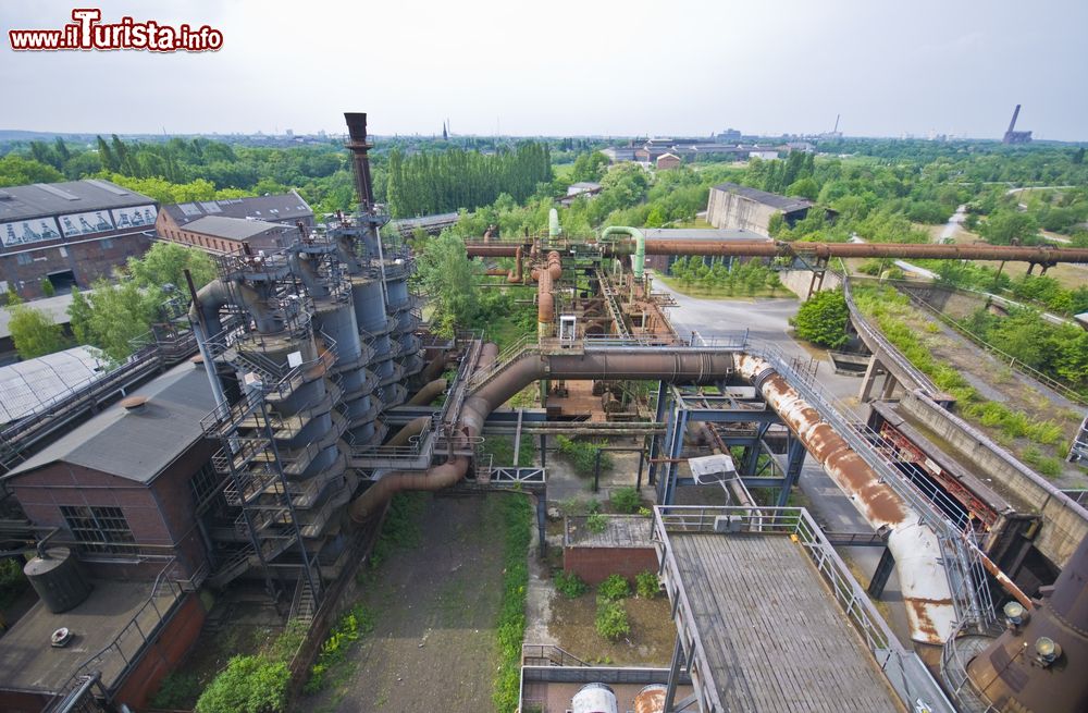 Immagine Veduta dall'alto del famoso Landschaftpark Duisburg Nord nella regione della Ruhr, Germania.