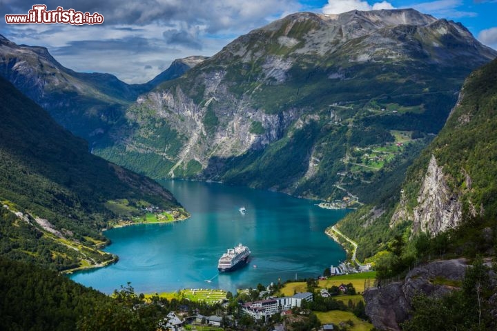 Immagine Veduta dall'alto del fiordo Geiranger (Norvegia) con una nave da crociera. Questo fiordo è uno dei siti naturalistici più visitati del paese.