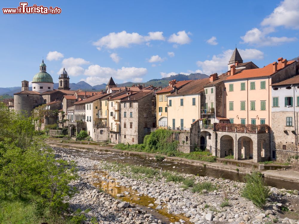 Immagine Veduta dall'alto del fiume con la cattedrale a Pontremoli, nord della Toscana.