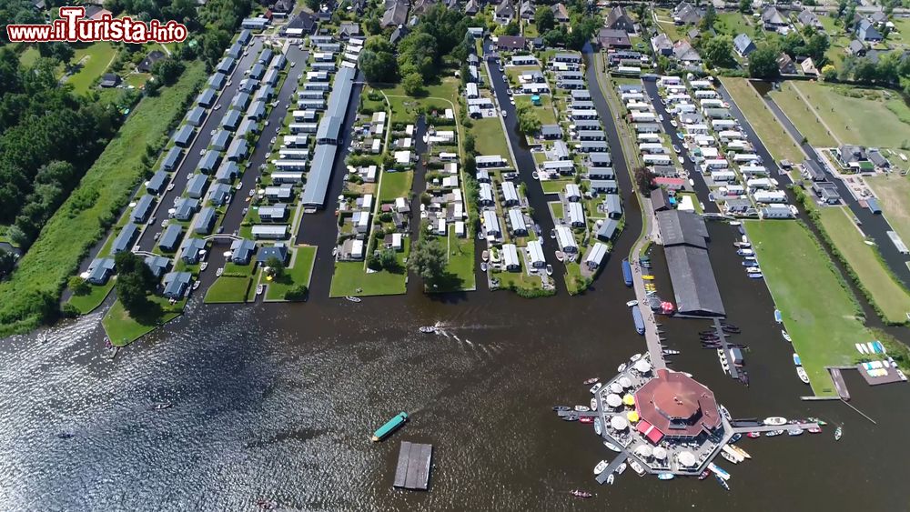 Immagine Veduta dall'alto del lago di Bowenwijde con il parco nei pressi della città di Giethoorn, regione di Overijssel (Olanda).