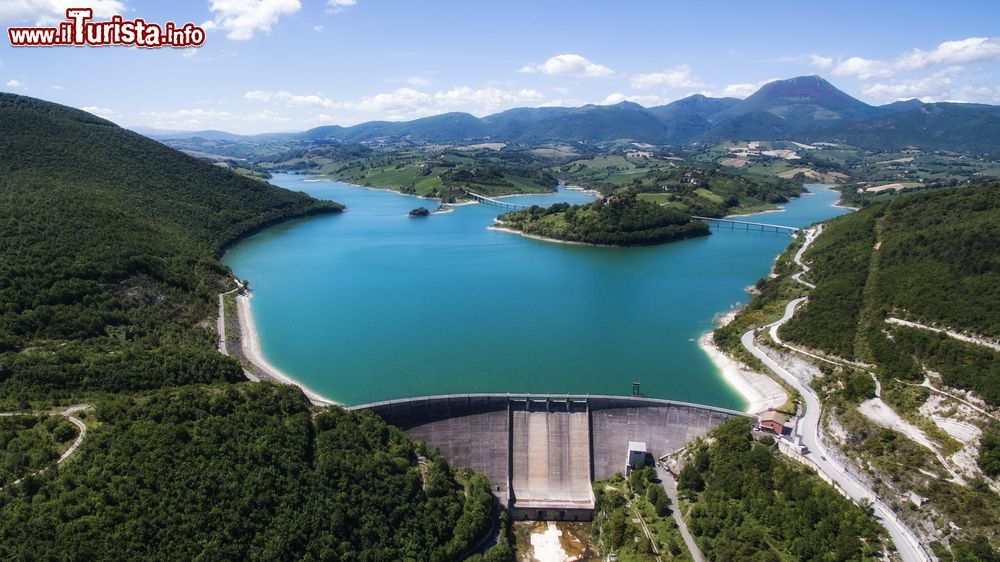 Immagine Veduta dall'alto del lago di Cingoli, Marche, con la diga. Noto anche come lago di Castreccioni, questo bacino è stato creato da una diga sul fiume Musone negli anni Ottanta. Si trova nel territorio del Comune di Cingoli e rappresenta il più grande bacino artificiale delle Marche.