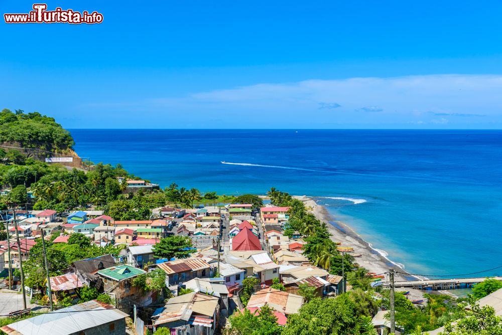 Immagine Veduta dall'alto del villaggio di Canaries, isola caraibica di Saint Lucia, Antille. E' una delle destinazioni più ambite sull'isola grazie alla sabbia bianca e l'acqua turchese.