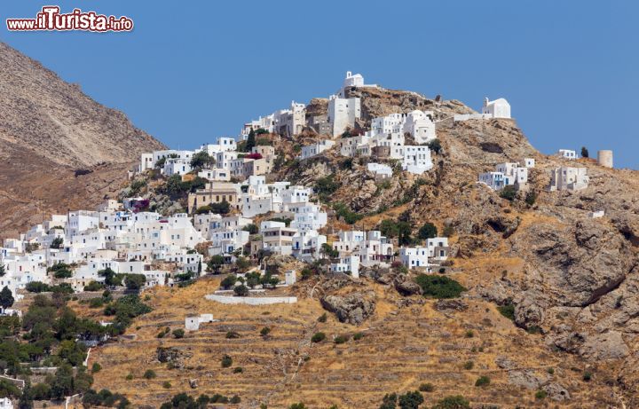 Immagine Veduta dall'alto del villaggio di Chora a Serifos, Grecia. E' la perla dell'isola, un vero e proprio modello di insediamento medievale arroccato ad anfiteatro sulle rocce della baia di Livadi. In cima alla collina, Chora ospita le rovine del castello veneziano costruito nel 1434 dalla famiglia Mikieli  mentre nel punto più alto della roccia si trova la chiesa di Agios Constantinos. Da qui si può ammirare il Mar Egeo e le isole attorno a Serifos - © Lefteris Papaulakis / Shutterstock.com