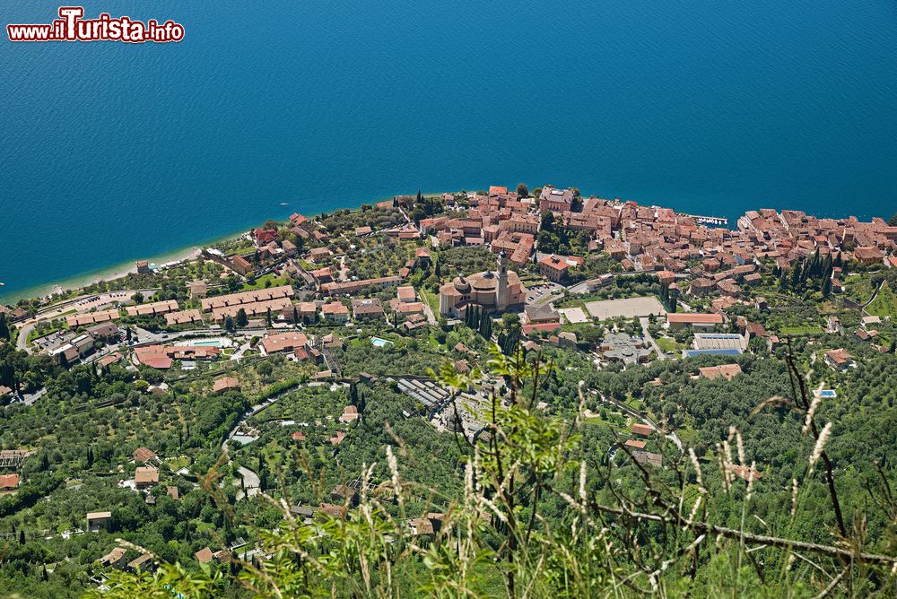 Immagine Veduta dall'alto del villaggio di Gargnano e del lago di Garda, Lombardia, Italia. Un pittoresco panorama di questa località che vanta un entroterra montuoso e ricoperto da boschi.