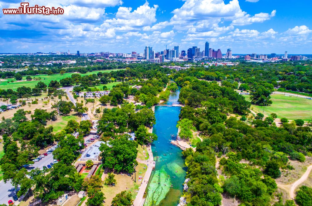 Immagine Veduta dall'alto della Barton Springs Pool nello Zilker Park di Austin, Texas. Questa piscina naturale di tre acri è alimentata da sorgenti sotterranee che hanno una temperatura di circa 68-70 gradi, rendendo così l'acqua adatta al nuoto tutto l'anno.