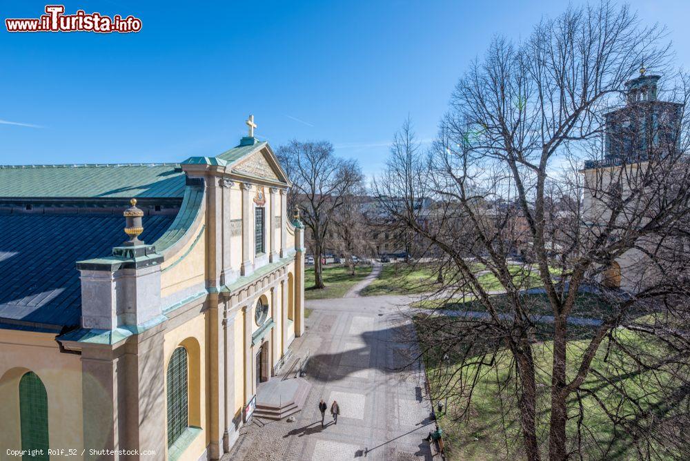 Immagine Veduta dall'alto della chiesa di Saint Olai a Norrkoping, Svezia. Sullo sfondo, l'omonimo parco fotografato in primavera - © Rolf_52 / Shutterstock.com