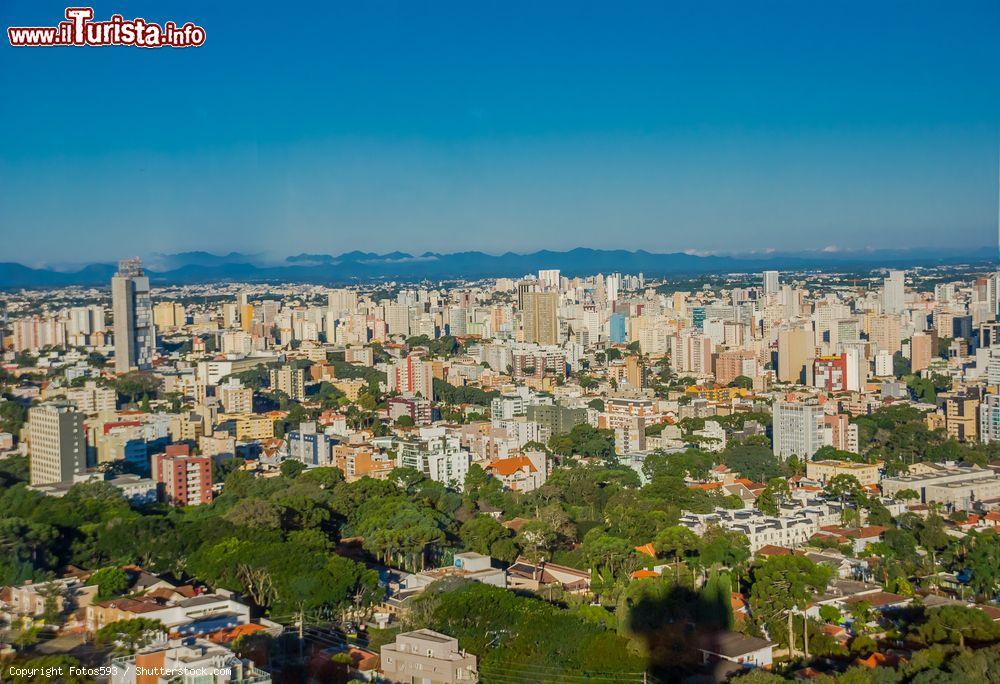 Immagine Veduta dall'alto della città dalla foresta germanica, Curitiba, Brasile. Siamo nella capitale dello stato brasiliano di Paranà - © Fotos593 / Shutterstock.com