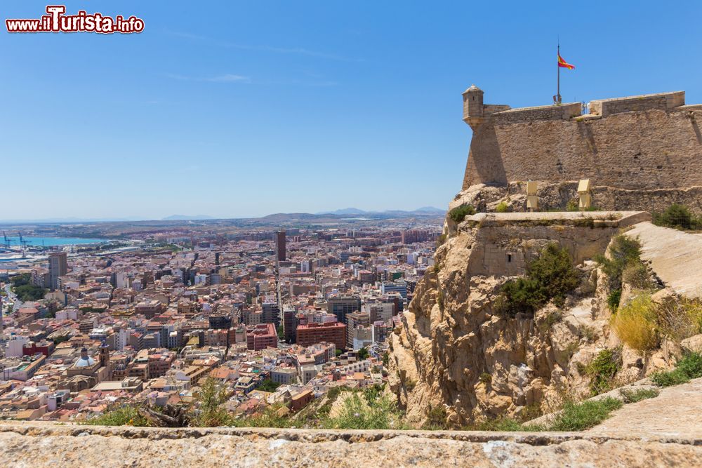 Immagine Veduta dall'alto della città di Alicante, Spagna: dalla fortezza di Santa Barbara si gode un suggestivo panorma su questa località costiera, importante porto della Spagna.