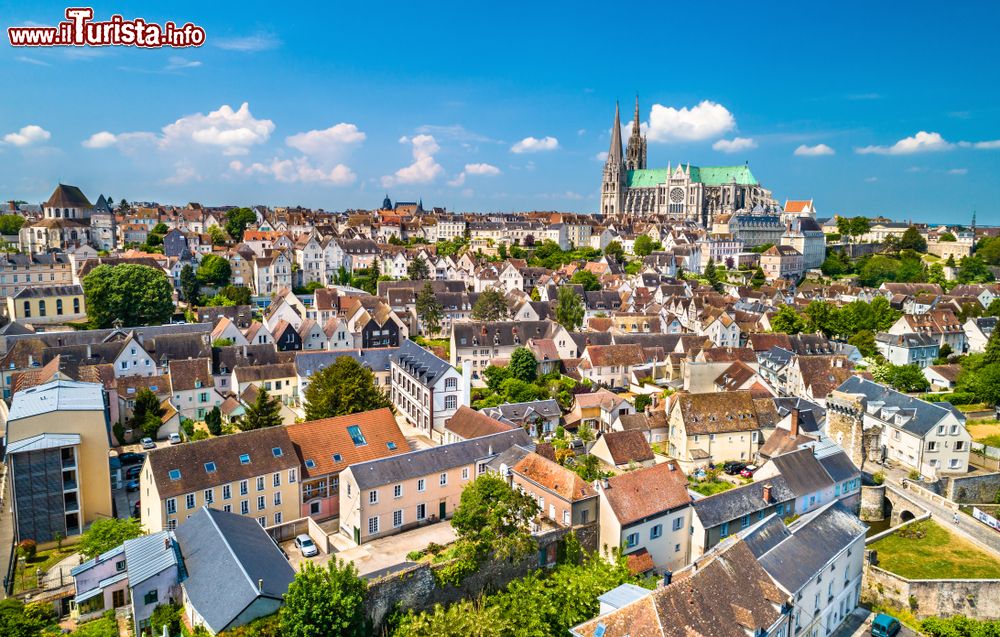 Immagine Veduta dall'alto della città di Chartres con la cattedrale di Nostra Signora, Francia.
