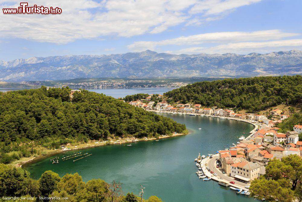 Immagine Veduta dall'alto della città di Novigrad, Croazia, con il Velebit a fare da cornice - © DarioZg / Shutterstock.com