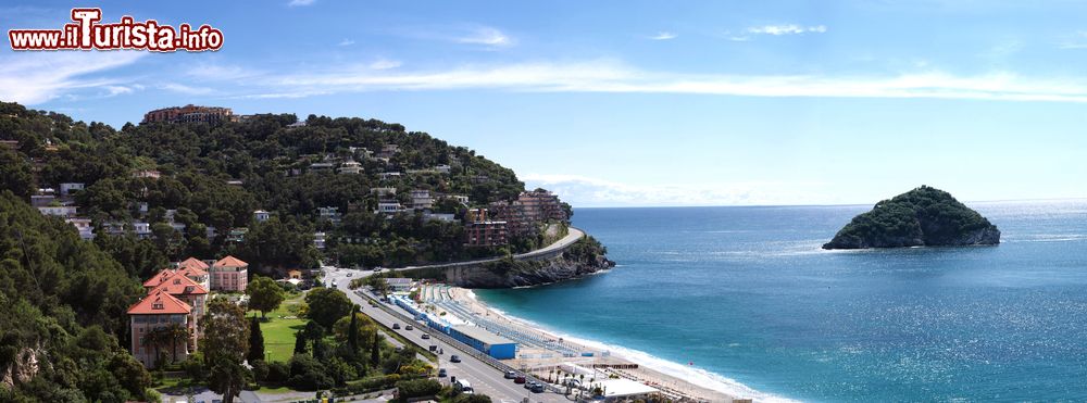 Immagine Veduta dall'alto della cittadina costiera di Spotorno sul Mar Mediterraneo, Liguria. Tipico paese della Riviera di Ponente, Spotorno conserva intatta la sua impronta marinara.