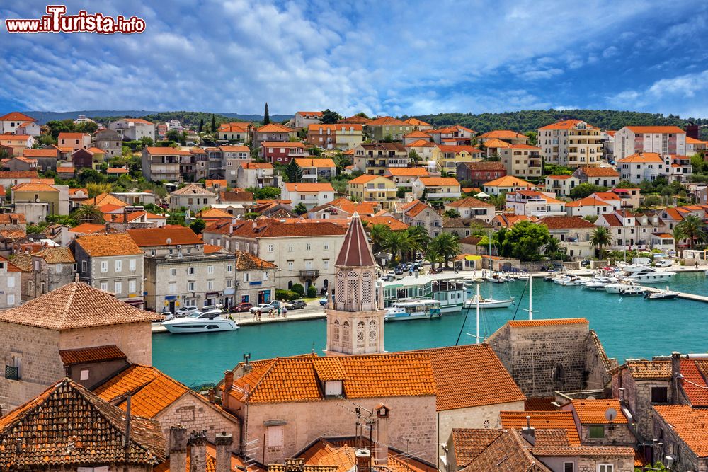 Immagine Veduta dall'alto della cittadina di Trogir, Croazia, e dei suoi tetti nel centro storico.