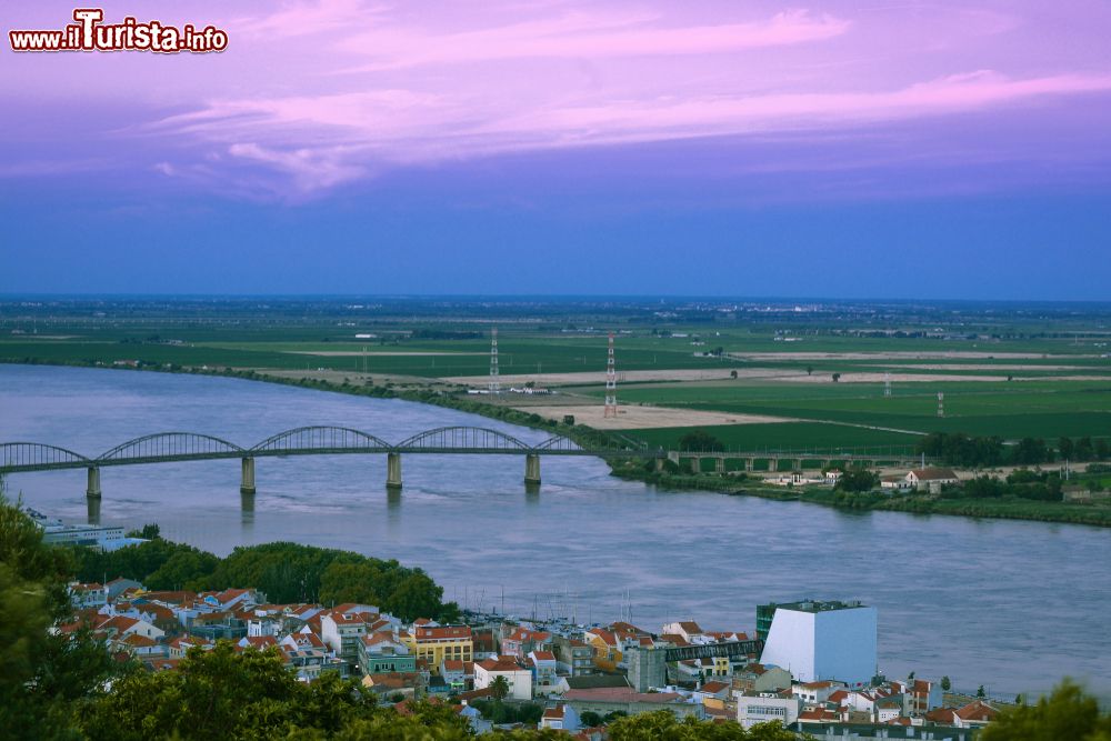 Immagine Veduta dall'alto della cittadina di Vila Franca de Xira, Portogallo. Siamo nel distretto di Lisbona, nella regione del Ribatejo (Riva del Tago).