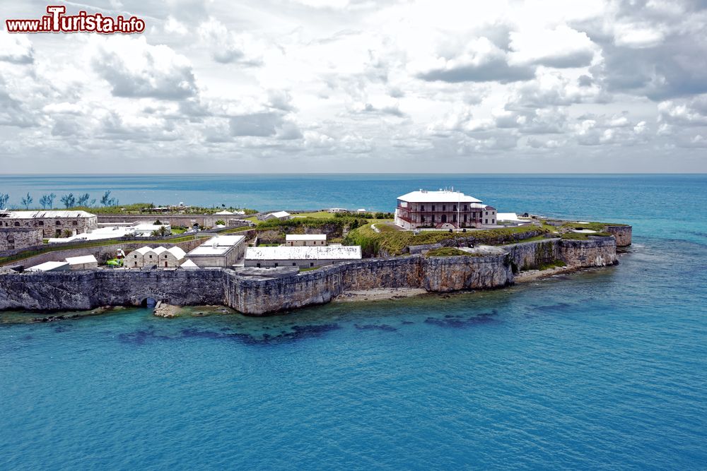Immagine Veduta dall'alto della fortezza Keep e della Commissioner's House al Royal Naval Dockyard a Ireland Island, Bermuda.