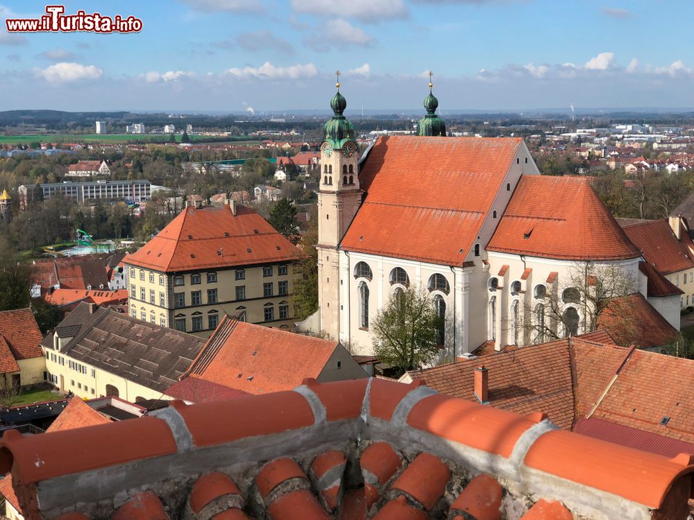 Immagine Veduta dall'alto della Heilig-Kreuz-Kirche a Landsberg am Lech, Germania. Questo maestoso edificio religioso venne costruito per i Gesuiti nel 1754.