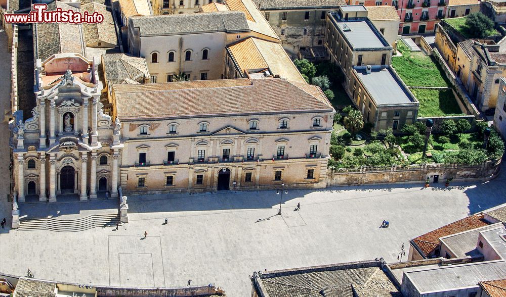 Immagine Veduta dall'alto della Piazza Duomo a Siracusa, Sicilia. Questa splendida e ampia piazza di Siracusa rappresenta il simbolo della ricostruzione barocca della città dopo il terremoto del 1693.