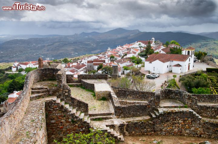 Immagine Veduta dall'alto della storica città di Marvao in una giornata nuvolosa (Portogallo) - © Armando Frazao / Shutterstock.com