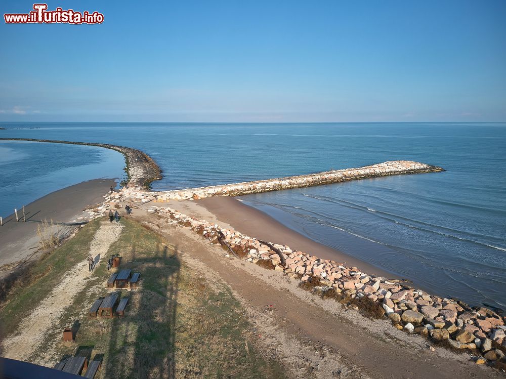 Immagine Veduta dall'alto delle dighe di ciottoli a protezione della spiaggia di Rosolina, Veneto. Un interessante esempio di come naturale e artificiale possono coestistere e creare un suggestivo panorama.