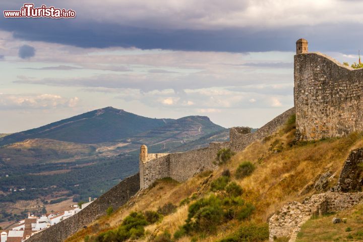Immagine Veduta dall'alto delle mura del castello di Marvao, Portogallo - © Anna Kompanieitseva / Shutterstock.com